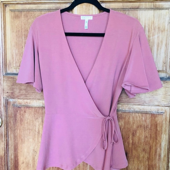 Leith Tops - Beautiful blush pink wrap top 🌿